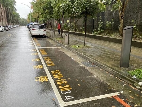 新北市將再增設249格家長接送智慧停車格,未來家長都能放心下車接送小孩。圖/新北市交通局提供
