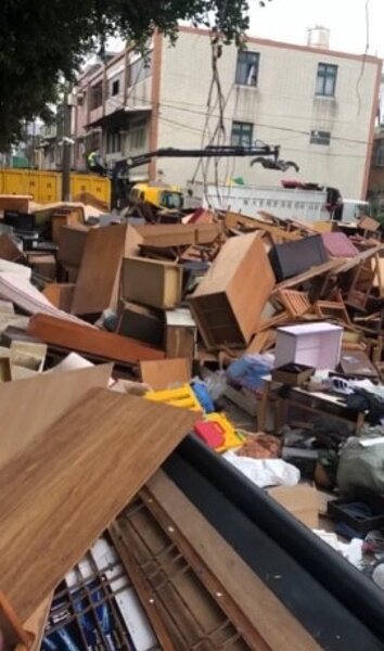 桃園市大園區正進行航空城徵收、搬遷作業,和平西路、中華路和國際路等路旁,最近堆滿廢棄家具、廢建材和垃圾等,景象怵目驚心。圖/聯合報