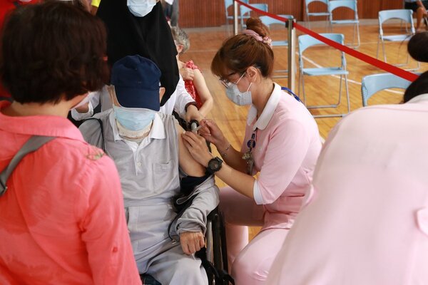 雲林縣65歲以上長者3月10日至4月10日到108家合約醫療院所接種各劑疫苗，即可領取等值500元的衛教品或禮劵。聯合報系資料照