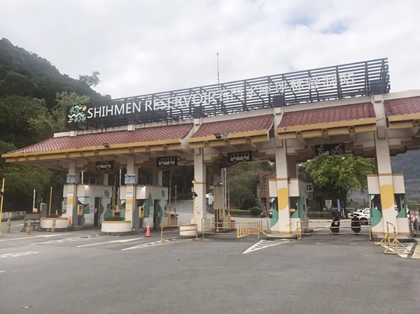 桃園市4月1日石門水庫入園停車新制，居民擔心申辦阻塞民怨，觀旅局決定3月15日起提前居民申辦。圖／記者曾增勳攝影