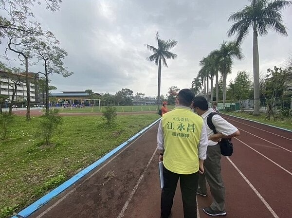 中和有不少校園操場都出現破損情形,引發安全疑慮,立法委員江永昌去年盤點各校需求時發現,並向教育部反映學校經費需求,最終在今年爭取到專案經費,盼將民眾及學子的運動風險降至最低。圖/江永昌提供