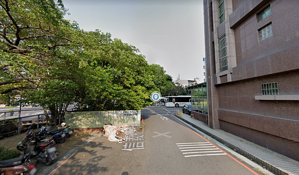 信義街72巷出入口鐵籬。圖／翻攝自Google maps