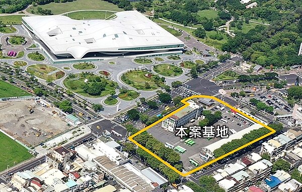 「高雄捷運O10/Y18衛武營站土地開發案」,將舉辦招商說明會。此案基地位於高雄苓雅區衛武營站5號出入口處,緊鄰鳳山區交會精華區位及澄清湖,面積約5,500坪。圖/仲量聯行