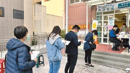 台南新營區某醫院發生院內感染,許多民眾聽聞後趕緊到新營區衛生所排隊領取居家快篩試劑。(張毓翎攝)