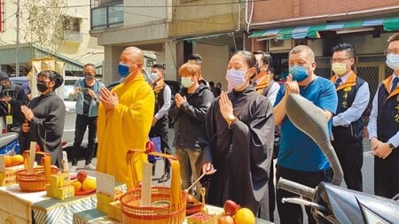 台中市興中街大火釀6死悲劇，家屬招魂悲喊「回家了！」，場面哀戚。（陳淑芬攝）