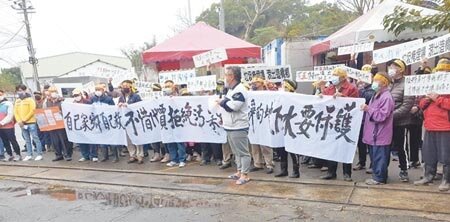 坤輿公司有意在苗栗造橋鄉昇龍村設置廢棄物掩埋場,引發地方居民抗爭多年,苗栗縣議會9日召開臨時會,不分黨派議員都關心掩埋場設置議題。(李京昇攝)