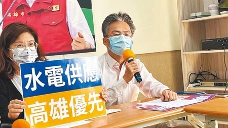 針對303全台大停電,反萊豬醫師蘇偉碩(右)9日高喊,高雄市長陳其邁硬起來,並建議高市府制訂《大規模停電代位求償自治條例》。(柯宗緯攝)