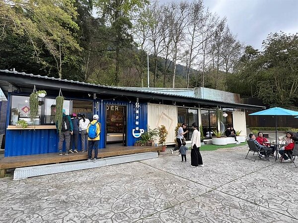 有民眾想申請石門水庫免費入園卻碰壁,觀旅局強調3月15日起可在坪林收費站旁漫步咖啡廳受理。(觀旅局提供/呂筱蟬桃園傳真)