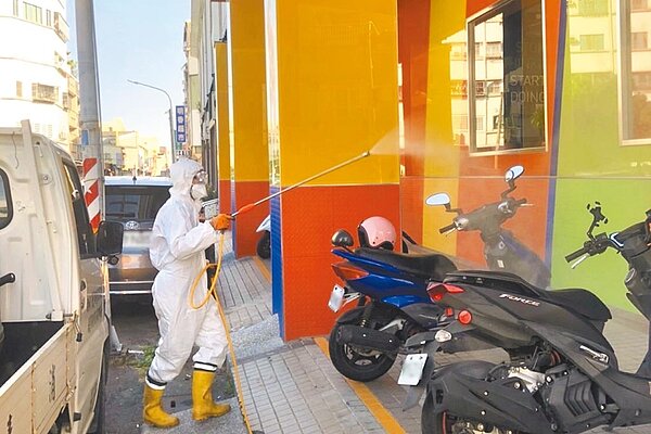 近期國內疫情雖然平穩,但國際疫情仍然嚴峻,中央流行疫情指揮中心昨公布境外移入新增74例,其中有54人為入境航班落地篩檢篩出,落地採檢陽性率5.33%創下近一周以來新高。此為示意圖/台南市衛生局提供