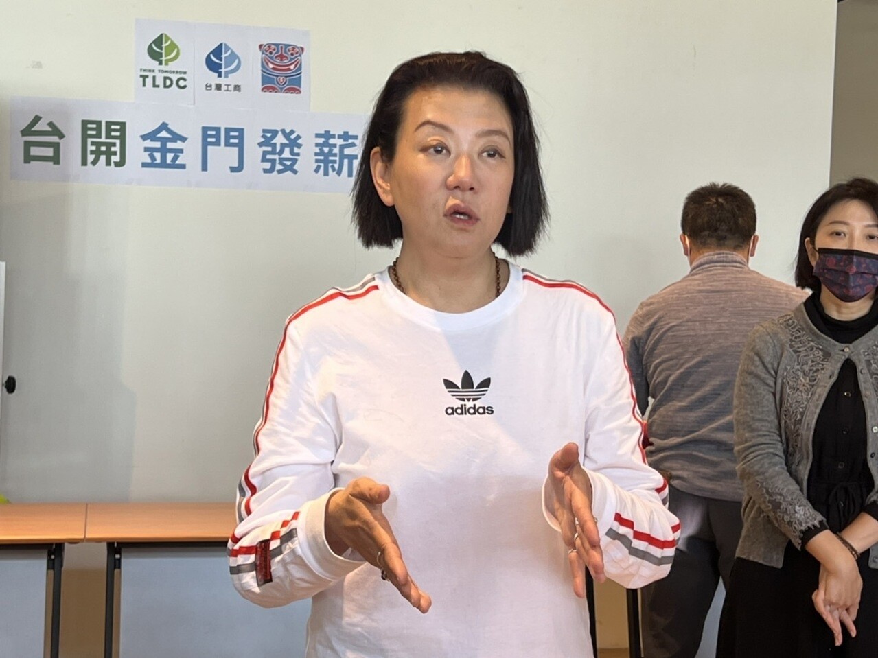 台開董事長邱于芸今天親自到金門發薪水並跟員工溝通。記者蔡家蓁/攝影