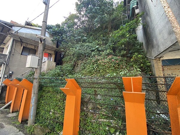 基隆中正路2山坡土石滑落危及民宅，農委會撥500萬加固。圖／蔡適應服務處提供