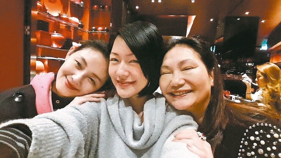 小S(中)與大S(左)及徐媽媽母女感情深厚。 圖 / 擷自臉書