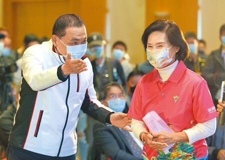 宜蘭縣長林姿妙（右）的女兒林羿伶涉犯貪汙治罪條例，檢方聲押不成2度提抗告。林姿妙10日與新北市長侯友宜（左）同台為2022宜蘭綠色博覽會宣傳時，被問到是否替女兒喊冤？她不願回應。媒體追問侯友宜，是否擔心自己遭鎖定？成為下一個林姿妙？侯說，身為市長跟縣長只有一個目標，「好好努力做事」。（張鎧乙攝）