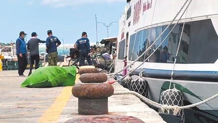 清明連假將至，往返台東及綠島的船班銳減，綠島鄉親大嘆有家歸不得。（蔡旻妤攝）