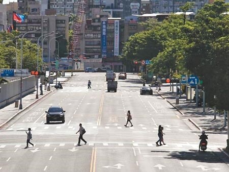 台北市去年中旬爆發疫情後，路上人車少得宛若空城，舉凡違規停車、未依規定轉彎等違規件數都大幅下滑，但超速案、死亡車禍卻反而提高。（本報資料照片）