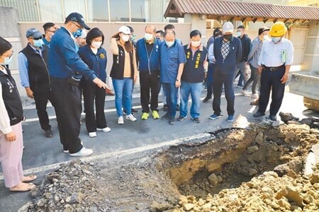 雲林縣長張麗善（左五）10日親自主持線道156線路面凹陷的開挖會勘，一開挖，就證實是水公司回填不實所致。（周麗蘭攝）