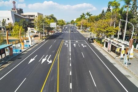 南投縣二工處台14線草屯路段標線整修工程,出現偏心式左轉車道,機車也可待轉。(吳建輝攝)