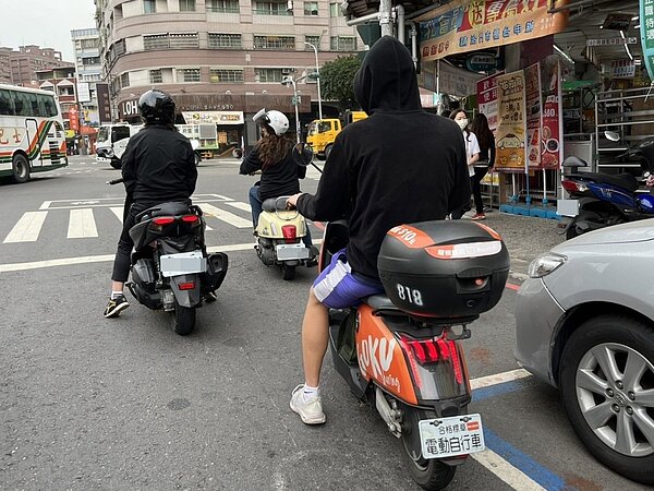 行政院10日於院會拍板修正《強制汽車責任保險法》，現行坊間常見的無牌照電動二輪車定義為「微型電動二輪車」，未來全數須納管、納入強制車險承保範圍。圖／聯合報系資料照