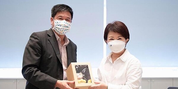 友達董事長彭双浪(左),日前拜會台中市長盧秀燕,除透露加碼投資台中逾千億元外,還互贈紀念品。圖/台中市政府提供