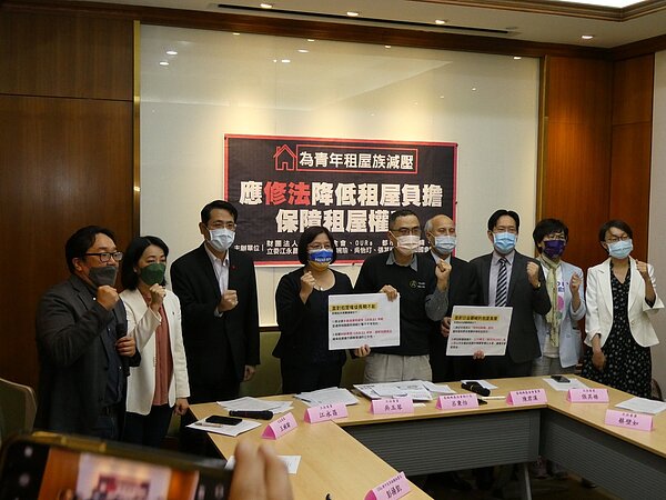 國內房價仍持續攀升,連帶讓租金也水漲船高。居住正義團體上午舉辦記者會,呼籲將現行租金綜所稅扣除額,由標準扣除額改為特別扣除額,並將扣除額上限由目前的12萬元提高到30萬元,才能為青年、小家庭租屋族減壓。記者周志豪/攝影