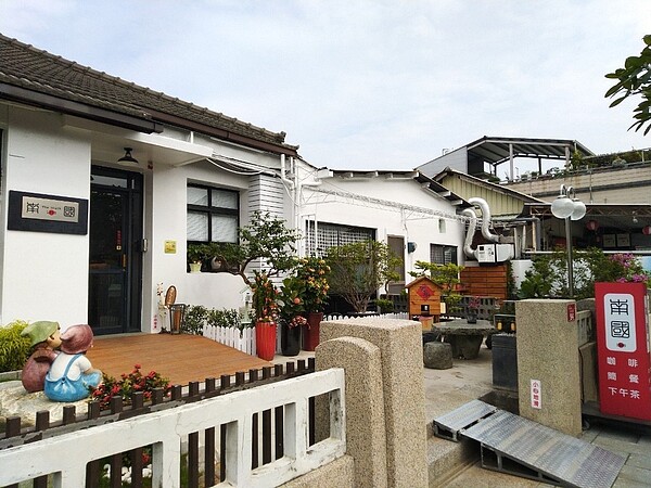 屏東市勝利星村創意生活園區注入「不塑、無煙、無臭」的環保元素,在環保署「環保夜市/商圈」全國評鑑大賽奪下特優殊榮。圖/縣環保局提供