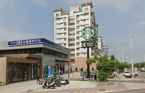 別買這「4縣市」下跌海嘯第一排?學者曝20年數據 嘉義縣府附近星巴克全聯。圖/翻攝自GoogleMaps