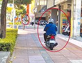 騎士人行道飆速　波蘭記者抱怨