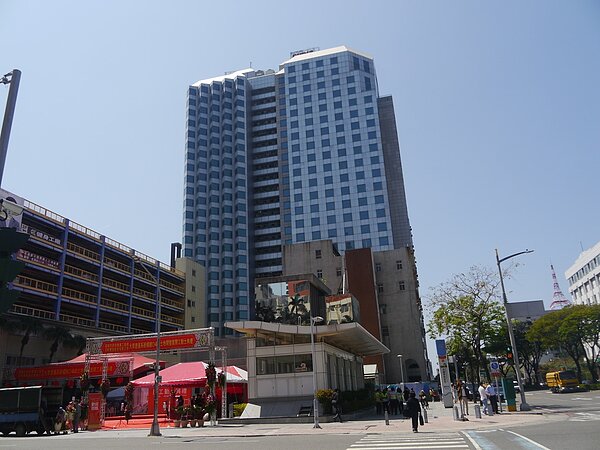 高捷紅線O4站空地位在高市舊議會對面,23層商辦大樓今天動土。記者徐白櫻/攝影