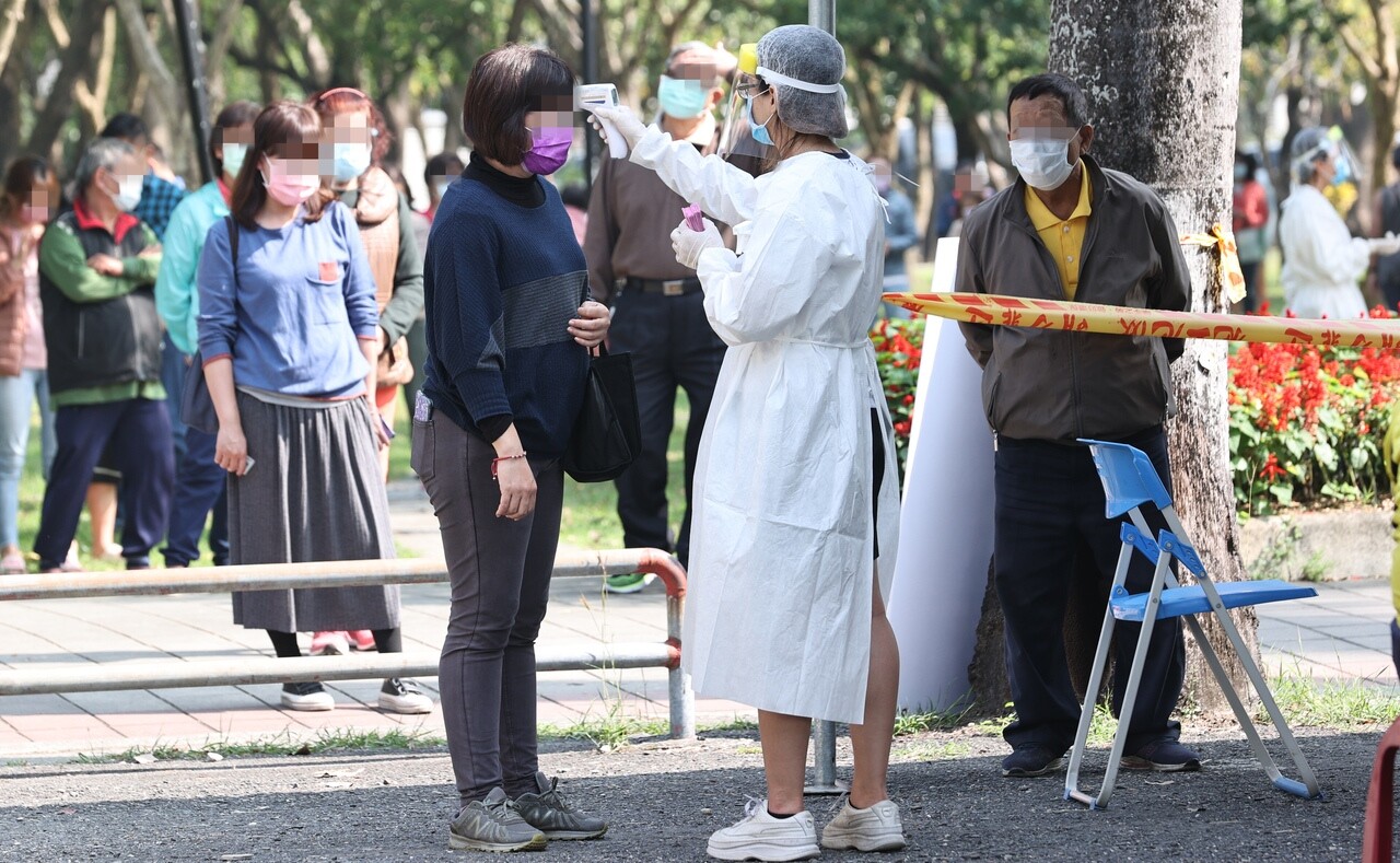 北市衛生局匡列密切接觸者7人居家隔離，並擴大採檢17人。圖為示意圖，非當事人。圖／聯合報系資料照 