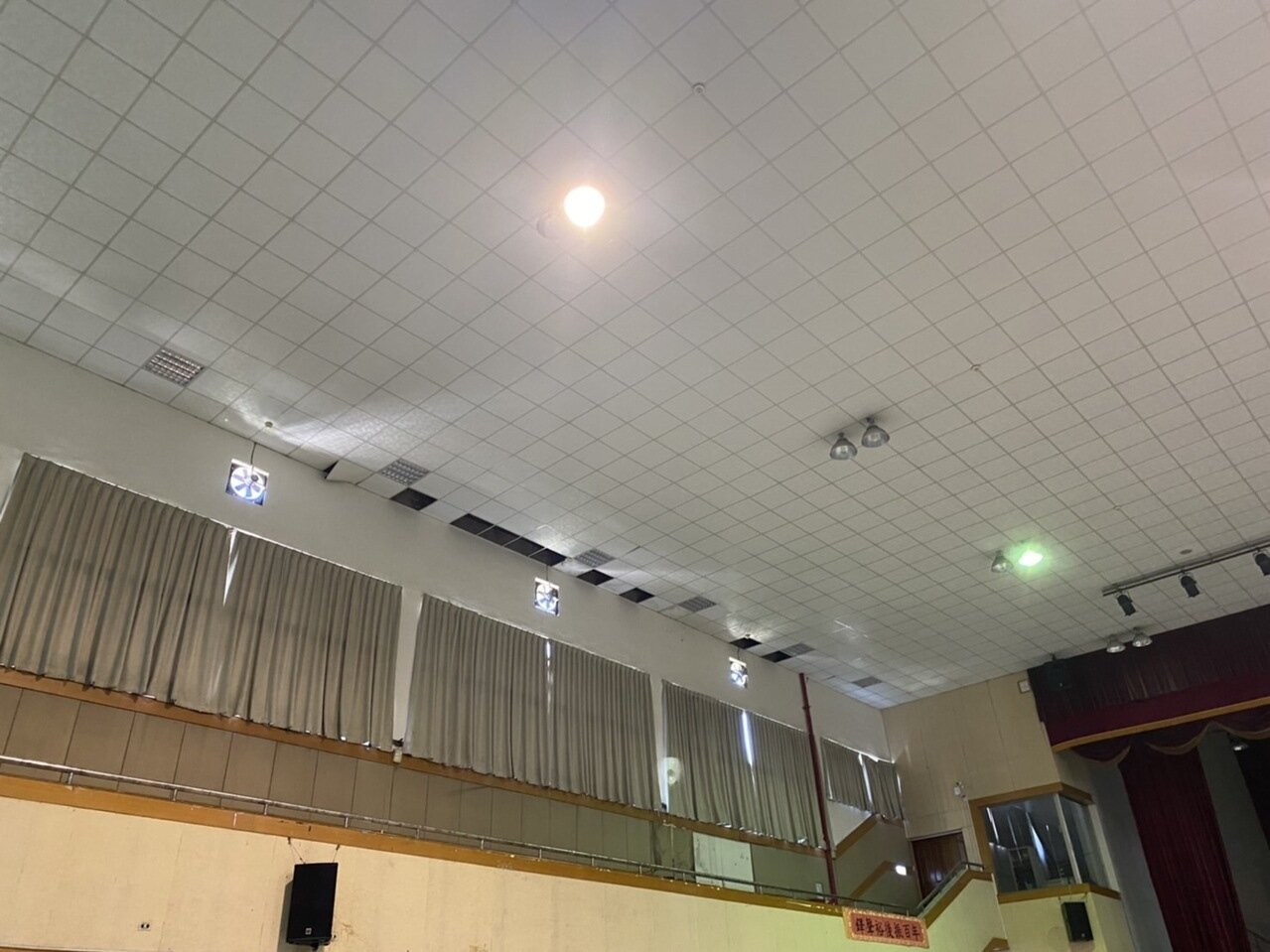 中二中活動中心中正堂天花板漏水、地板破損，師生安全堪慮。記者林佩均／攝影 