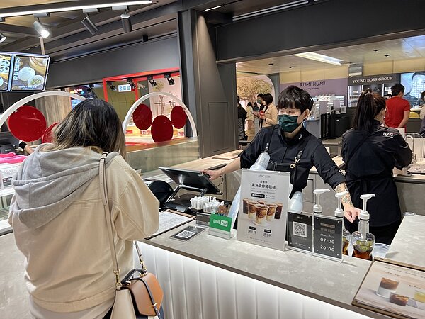 Metro Corner微型商場為北捷自營商業空間品牌，增進捷運車站商業空間利用，結合「站內餐飲」及「站內直取」，是第一個同時開放付費區內、外兩側都可購物的店舖，通勤民眾無須出站即可購物。記者鍾維軒／攝影 