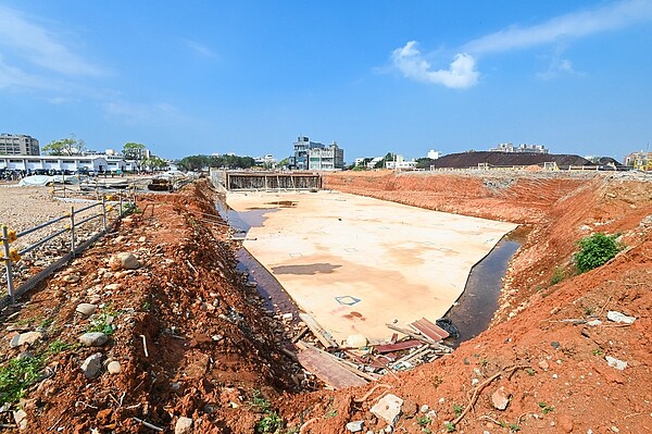 中壢中原營區透過都市計畫變更，以區段徵收方式取得土地，在110年7月進行區段徵收工程，預計今年10月竣工。圖／桃園市政府提供