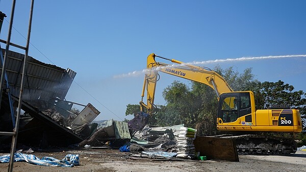 新北市政府地政局今日起針對塭仔圳第二區超過搬遷期限仍未拆除的地上物開始執行拆除。圖/新北市政府提供