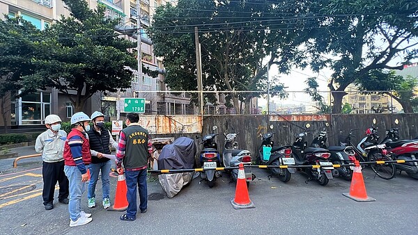 瑞興里內有三處公有閒置土地可設置機車停車位,分處廣明街63巷36號旁、德興街99號旁及廣福街179巷頭,今(11)日進場施作。圖/新北市政府提供