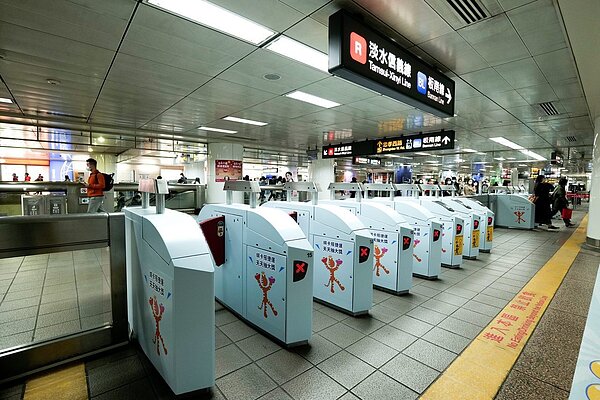 台北捷運表示，淡水信義線中正紀念堂站往台大醫院站的一部列車發現站間軌道有少許煙霧。圖／聯合報系資料照