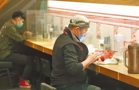 南韓政府昨宣布,21日起將鬆綁邊境,外界關注台灣何時能進一步鬆綁?圖為民眾11日在台北餐廳的隔板中用餐。(鄭任南攝)
