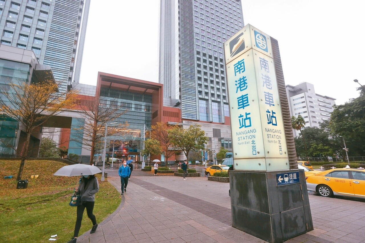 台北市南港站前商圈在三鐵共構的南港車站交通建設帶動，加上東區門戶計畫拉抬，區域未來性看好。記者余承翰／攝影 