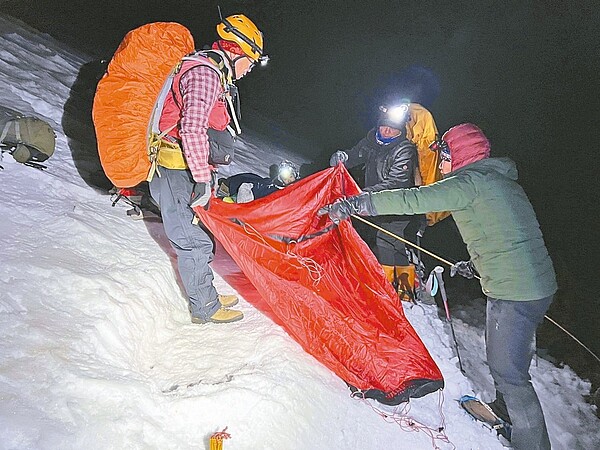 25歲劉姓女登山隊員在雪山圈谷稜線摔落，腳部扭傷且丟失裝備無法保暖，前晚由369山莊協作送睡袋等裝備協助就地紮營過夜。圖／雪霸國家公園管理處提供