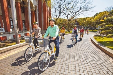 新竹縣長楊文科（最前）和微笑單車董事長楊劉麗珠（左）帶領議員們和年輕朋友在縣府前試騎YouBike2.0。（羅浚濱攝）