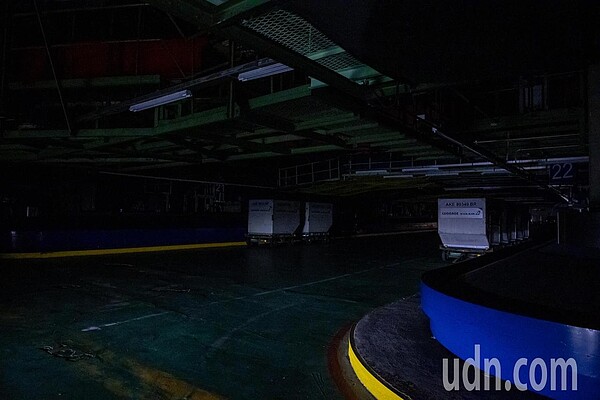 位於地下的行李處理場也因停電而完全停擺。記者季相儒/攝影