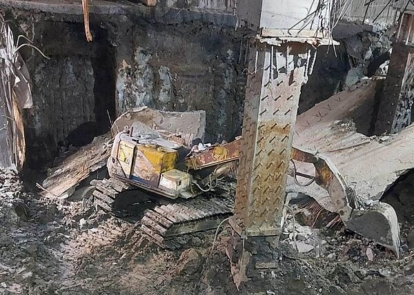 彰基七期工人被埋,擋泥牆整片砸落,重壓正在駕駛怪手的施姓男子。圖/中時電子報