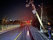 楊梅電線桿遭國軍裝甲車撞斷　227戶停電下午2時搶修完