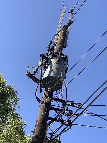 新北汐止及基隆七堵4千戶復電,開關斷裂掉落變壓器引起。圖/記者游明煌翻攝