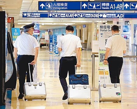4名居檢機師提審獲釋,圖為桃園機場入境管制區中,3名剛結束飛行任務的機師,準備通關入境。(本報資料照片)