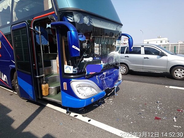 國道一號高速公路南向366.8K處，12日下午1時55分許發生1輛防疫遊覽車從桃園機場載客南下高雄，疑因未保持安全距離追撞前方車輛，導致8輛車連環追撞一起，共造成6名傷者擦挫傷。圖／翻攝畫面