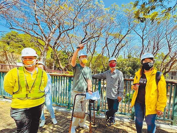 高雄壽山動物園啟動樹木保衛戰，邀請樹木診察團隊研商建議方案。圖／高市觀光局提供