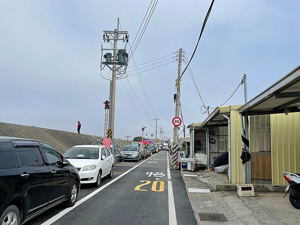 新竹市那魯灣文化聚落沒有停車場，遊客多直接停放那魯灣街路旁，停車空間不足。圖／記者張裕珍攝影