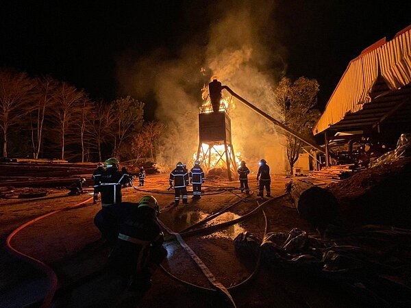 台大水里營林區11日晚間火警,因為堆放大量木材火勢猛烈,消防隊員連夜灌救。圖/讀者提供