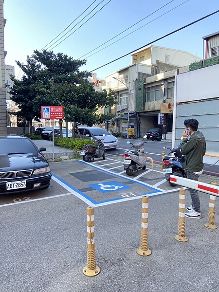 桃園中壢區復華街公有停車場內的身障停車格旁的斜線區域，被民眾誤認為機車停車格。圖／市議員彭俊豪提供