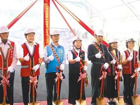 花蓮縣「原住民族山海劇場暨加路蘭廣場」昨開工動土(見圖),預計2024年完工,未來將成花蓮觀光重要新地標。(羅亦攝)